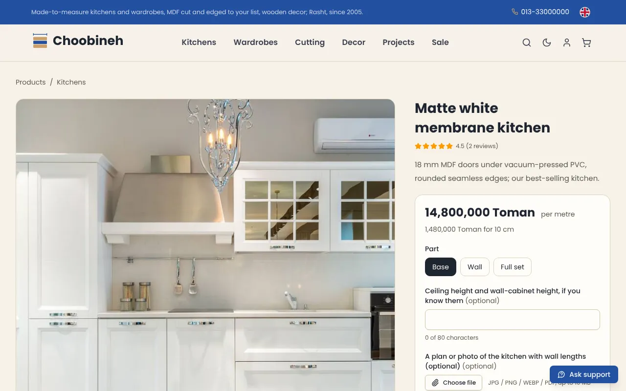 Eine Küche, die nach der Wand des Kunden kostet
